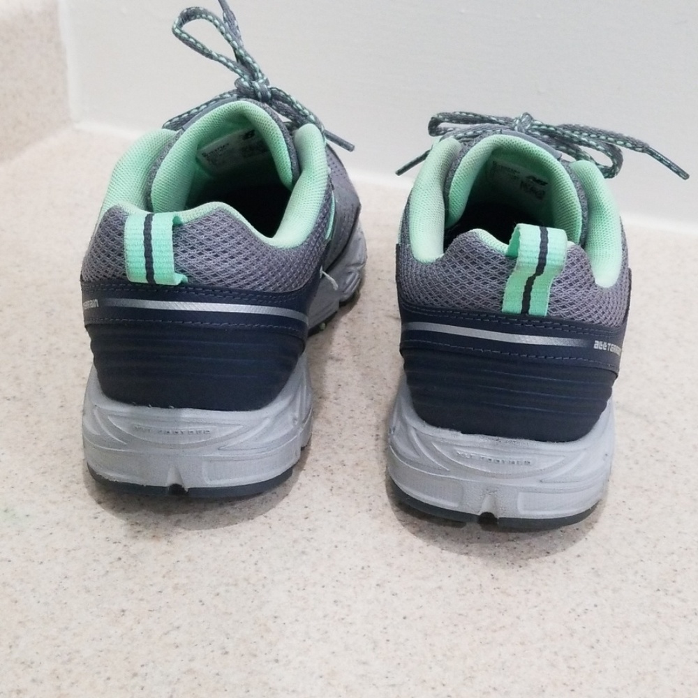 New Balance 573 women's size 10 sneakers - Picture 4 of 8